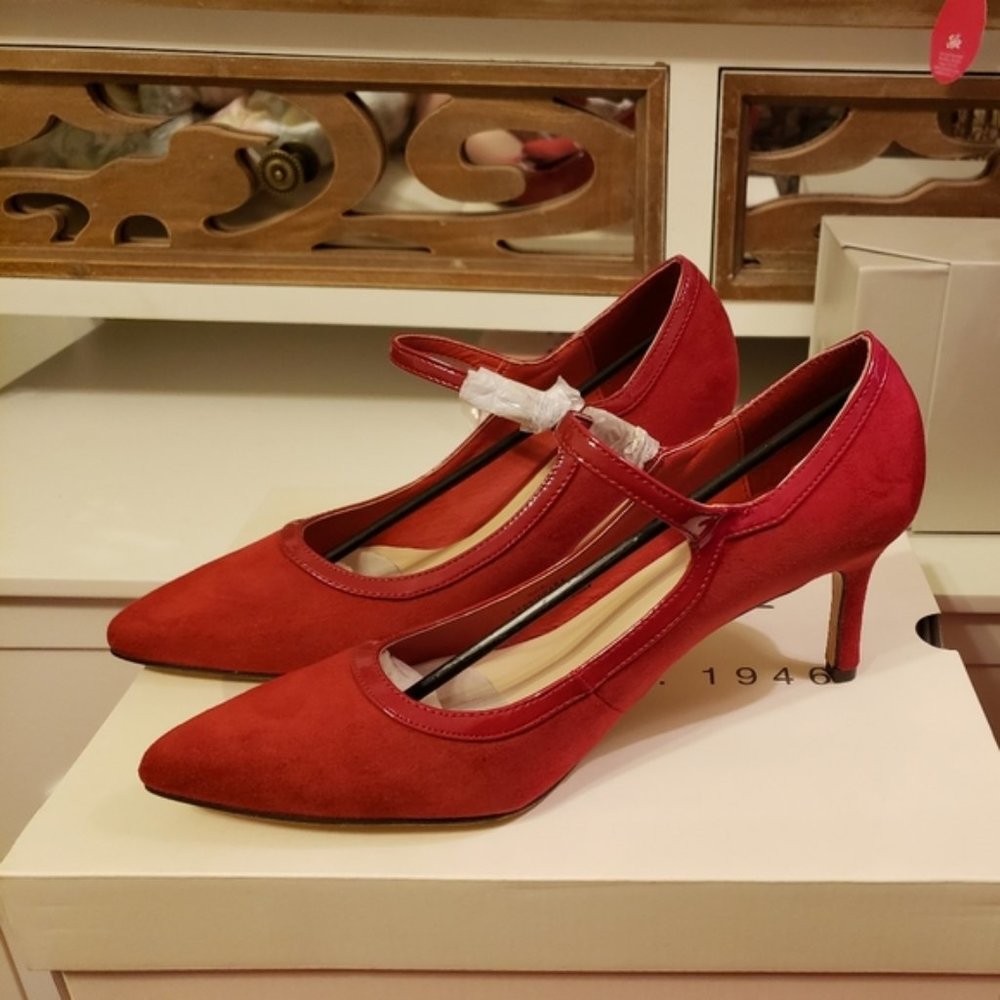 SALE ** BRAND NEW IN BOX ** RED PARIS HEELS 👠